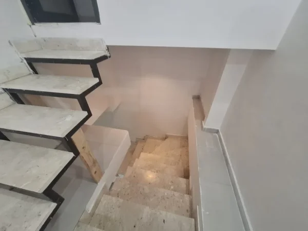 Tirane, jepet me qera dyqan Kati 1, 40 m² 25.000 leke