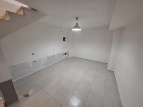 Tirane, jepet me qera dyqan Kati 1, 40 m² 25.000 leke