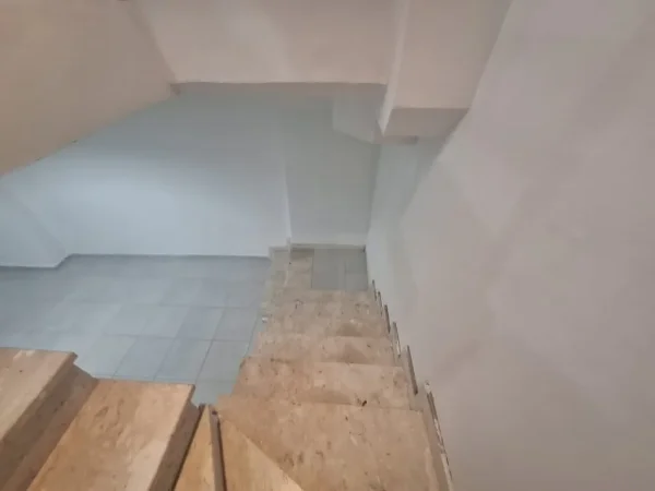 Tirane, jepet me qera dyqan Kati 1, 40 m² 25.000 leke