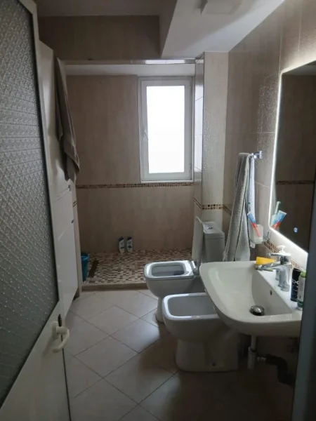 Tirane, shitet apartament 1+1+Ballkon Kati 4, 54 m² 125.000 € (Oxhaku)