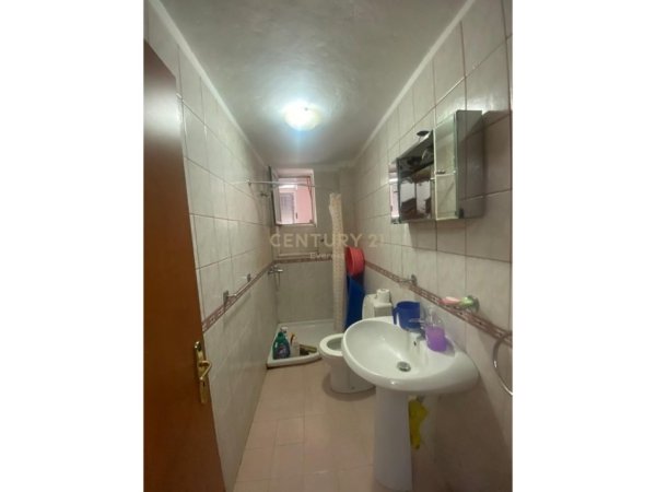 Tirane, jepet me qera apartament 2+1+Ballkon Kati 3, 70 m² 550 € (rruga e barrikadave)