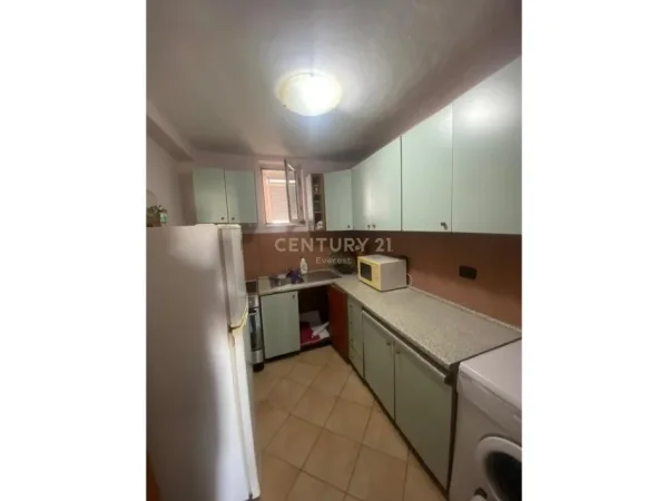 Tirane, jepet me qera apartament 2+1+Ballkon Kati 3, 70 m² 550 € (rruga e barrikadave)