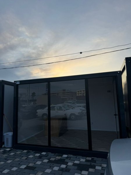 Tirane, shes kioske e levizeshme 12 m2. (Rinas)