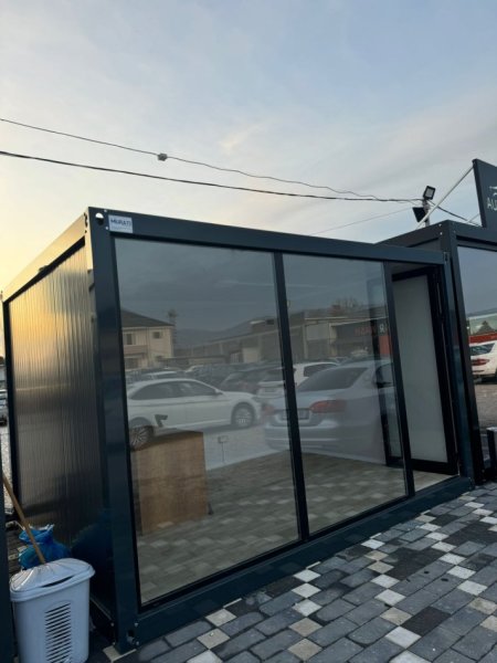 Tirane, shes kioske e levizeshme 12 m2. (Rinas)