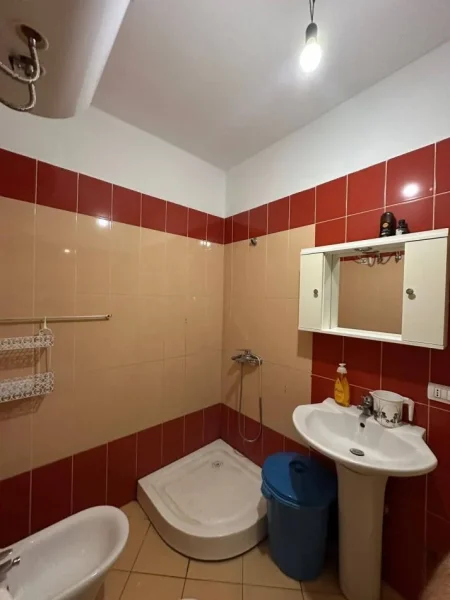 Tirane, jepet me qera apartament 1+1+Ballkon Kati 4, 60 m² 300 € (afer kompleksit molla)