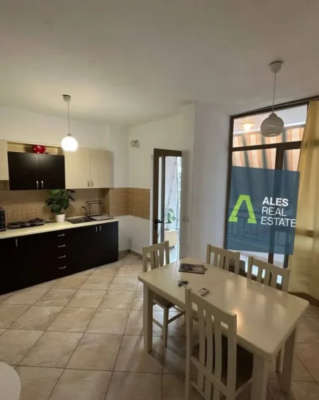 Tirane, jepet me qera apartament 1+1+Ballkon Kati 4, 60 m² 300 € (afer kompleksit molla)