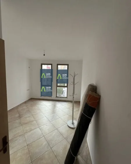 Tirane, jepet me qera apartament 1+1+Ballkon Kati 4, 60 m² 300 € (afer kompleksit molla)