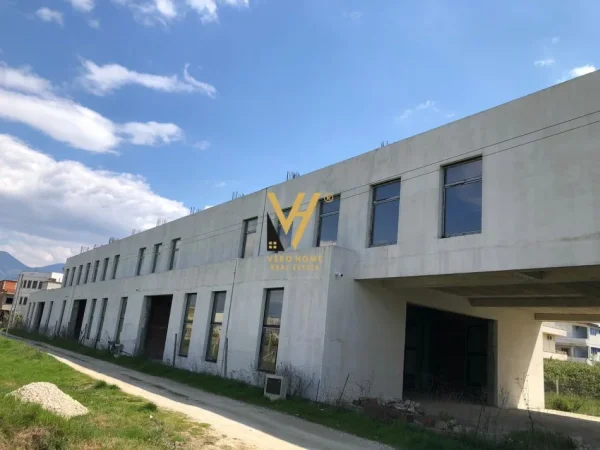 Tirane, jepet me qera magazine Kati 0, 2.500 m² 8.000 € (KAMEZ)