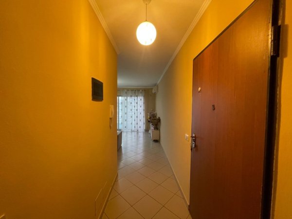 Tirane, shitet apartament 1+1 Kati 2, 70 m² 164.000 € (Rruga Robert Shvarc)