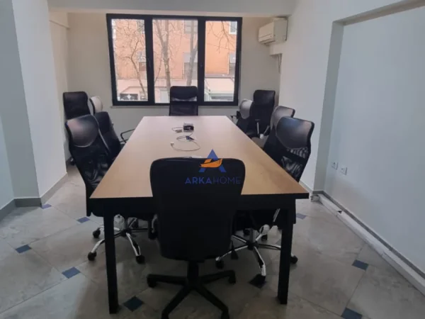 Tirane, jepet me qera ambjent biznesi Kati 3, 350 m² 6.000 € 