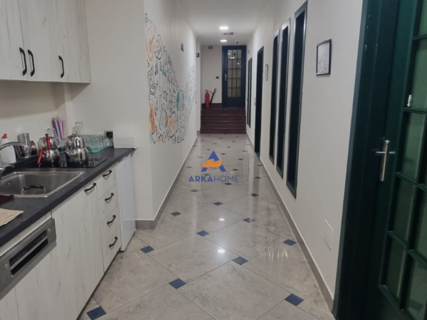 Tirane, jepet me qera ambjent biznesi Kati 3, 350 m² 6.000 € 