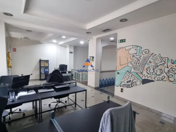 Tirane, jepet me qera ambjent biznesi Kati 3, 350 m² 6.000 € 