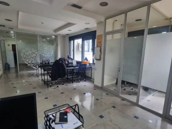 Tirane, jepet me qera ambjent biznesi Kati 3, 350 m² 6.000 € 