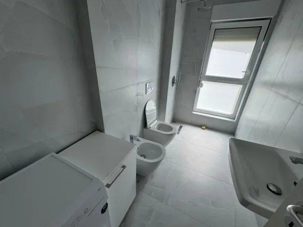 Tirane, jepet me qera apartament 1+1 Kati 2, 