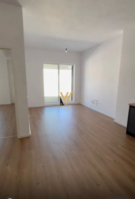 Tirane, jepet me qera apartament 1+1+Ballkon Kati 7, 61 m² 300 € (ALI DEMI)