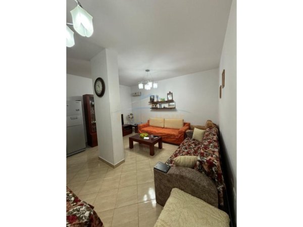 Tirane, jepet me qera apartament 2+1 Kati 1, 90 m² 500 € (FRESK)