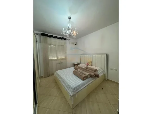 Tirane, jepet me qera apartament 2+1 Kati 1, 90 m² 500 € (FRESK)