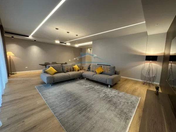 Tirane, jepet me qera apartament 3+1 Kati 1, 285 m² 2.800 € (KOMPLEKSI DELIJORGJI)