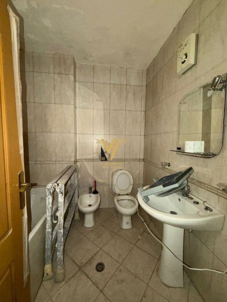 Tirane, jepet me qera apartament 1+1+Ballkon Kati 7, 75 m² 650 € (BLLOK)