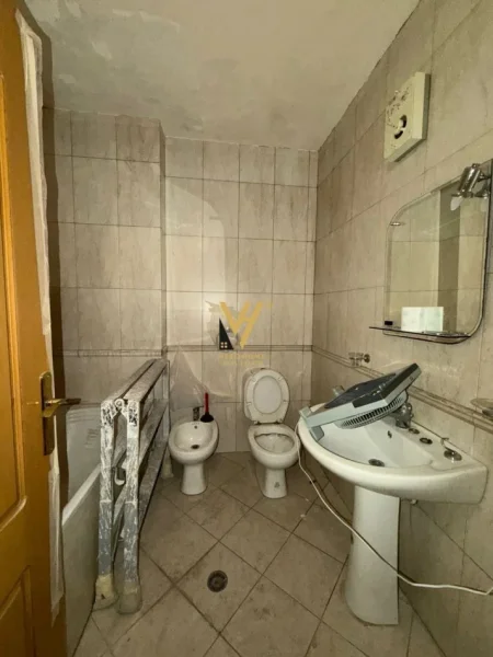 Tirane, jepet me qera apartament 1+1+Ballkon Kati 7, 75 m² 650 € (BLLOK)