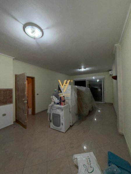Tirane, jepet me qera apartament 1+1+Ballkon Kati 7, 75 m² 650 € (BLLOK)