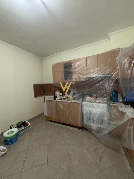 Tirane, jepet me qera apartament 1+1+Ballkon Kati 7, 75 m² 650 € (BLLOK)