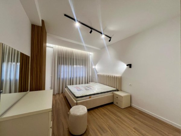 Tirane, jepet me qera apartament 3+1+Ballkon Kati 7, 140 m² 1.200 € (Rruga Tefta Tashko Koco)