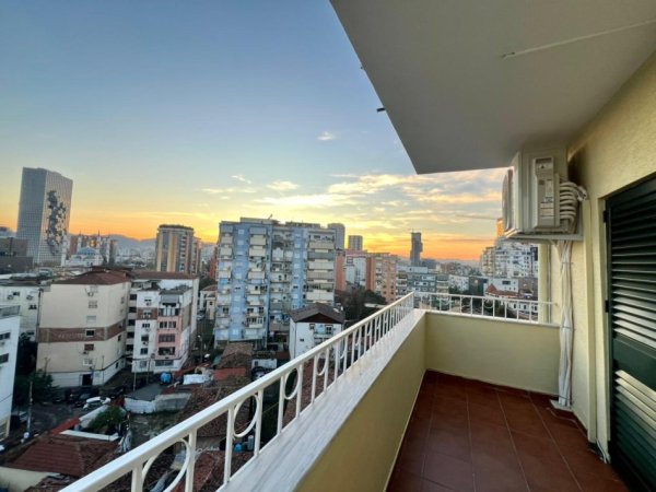 Tirane, jepet me qera apartament 3+1+Ballkon Kati 7, 140 m² 1.200 € (Rruga Tefta Tashko Koco)
