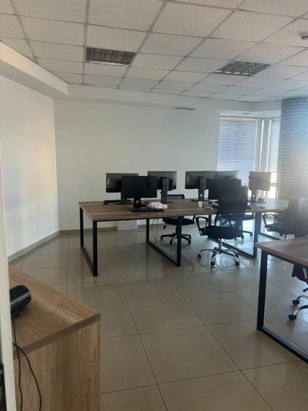 Tirane, jepet me qera zyre Kati 11, 240 m² 2.400 € (Selvia)