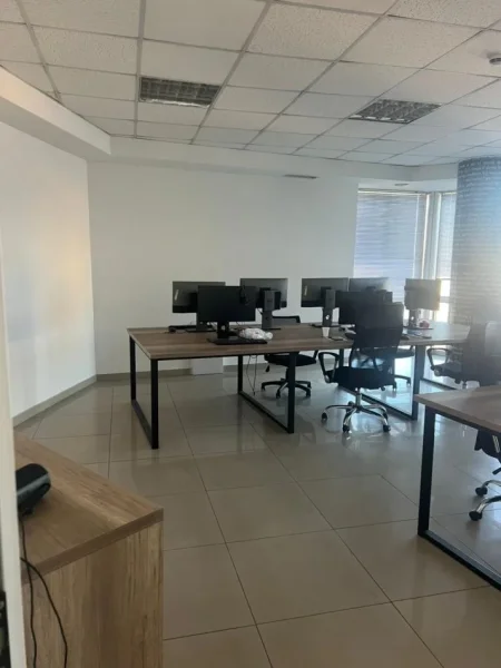 Tirane, jepet me qera zyre Kati 11, 240 m² 2.400 € (Selvia)