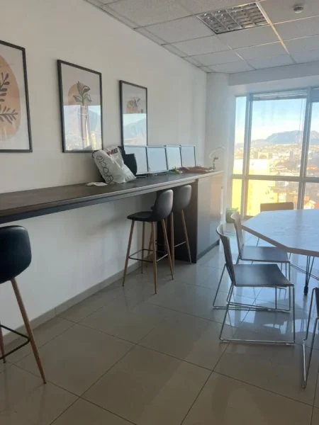 Tirane, jepet me qera zyre Kati 11, 240 m² 2.400 € (Selvia)