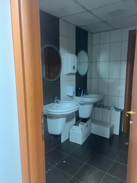 Tirane, jepet me qera zyre Kati 11, 240 m² 2.400 € (Selvia)