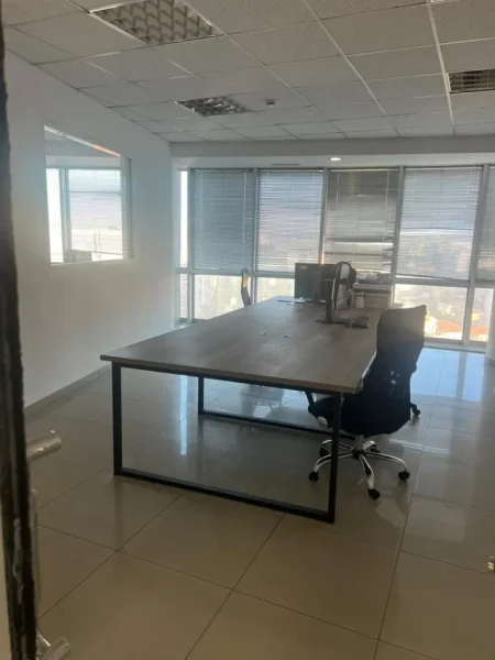 Tirane, jepet me qera zyre Kati 11, 240 m² 2.400 € (Selvia)