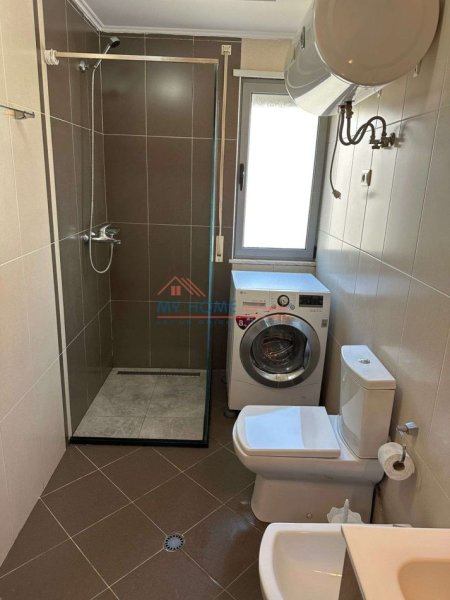 Tirane, jepet me qera apartament 1+1+Ballkon Kati 4, 70 m² 750 € (Rruga 5 Maji)