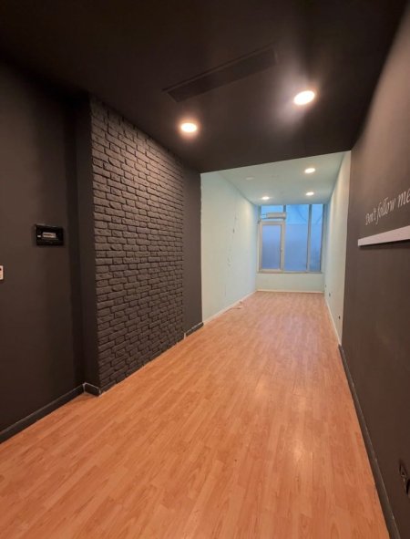 Tirane, jepet me qera dyqan Kati 0, 42 m² 450 € (rruga myslym shyri)