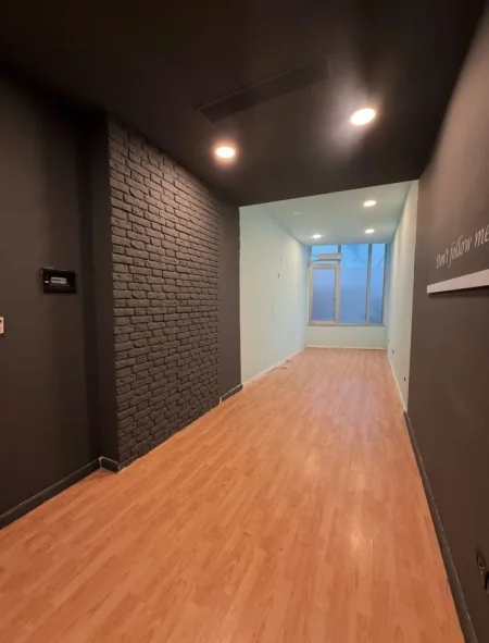 Tirane, jepet me qera dyqan Kati 0, 42 m² 450 € (rruga myslym shyri)