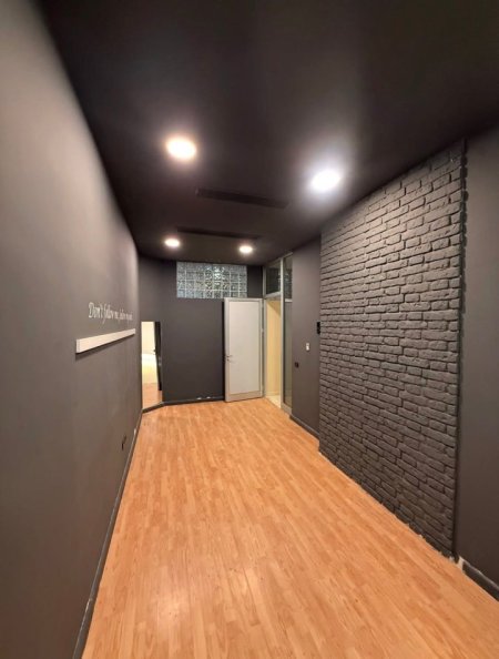 Tirane, jepet me qera zyre Kati 0, 42 m² 450 € (rruga myslym shyri)