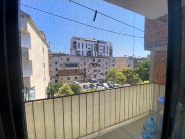 Tirane, shitet apartament 1+1 Kati 4, 50 m² 77.000 € (Shkolla e Bashkuar)