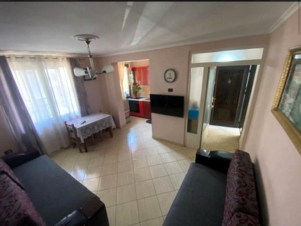 Tirane, shitet apartament 1+1 Kati 4, 50 m² 77.000 € (Shkolla e Bashkuar)