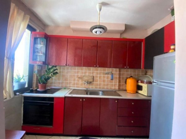 Tirane, shitet apartament 1+1 Kati 4, 50 m² 77.000 € (Shkolla e Bashkuar)