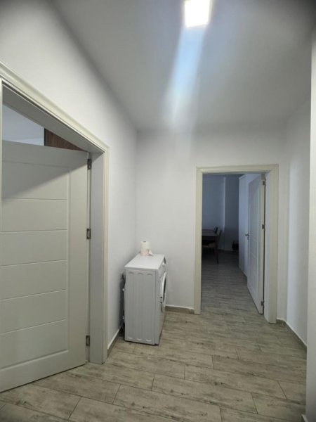 Tirane, jepet me qera apartament 1+1+Ballkon Kati 5, 70 m² 600 € (zona 5 Maj)