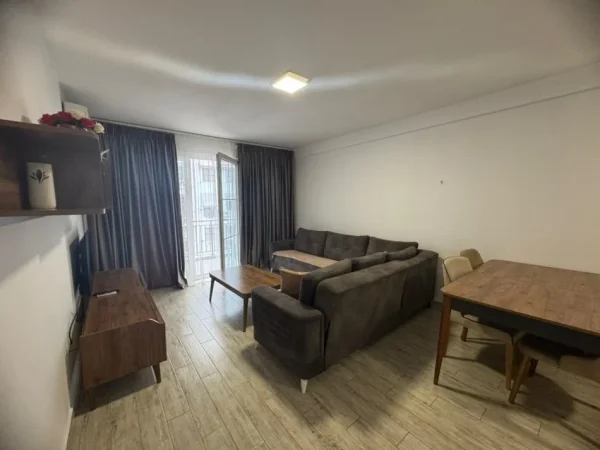 Tirane, jepet me qera apartament 1+1+Ballkon Kati 5, 70 m² 600 € (zona 5 Maj)