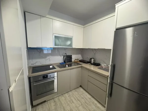Tirane, jepet me qera apartament 1+1+Ballkon Kati 5, 70 m² 600 € (zona 5 Maj)