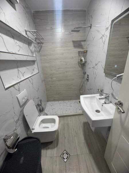 Tirane, jepet me qera apartament 1+1+Ballkon Kati 5, 70 m² 600 € (zona 5 Maj)