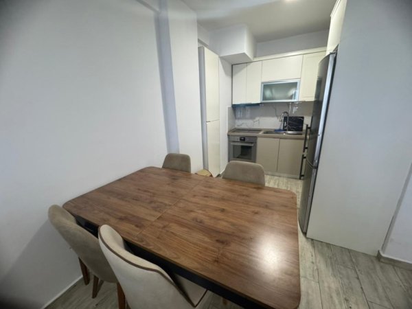 Tirane, jepet me qera apartament 1+1+Ballkon Kati 5, 70 m² 600 € (zona 5 Maj)