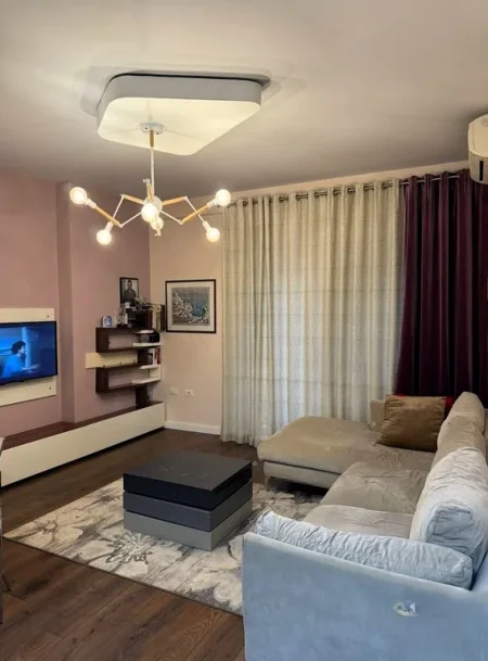 Tirane, jepet me qera apartament 1+1 Kati 1, 79 m² 600 € (liqeni i thate)