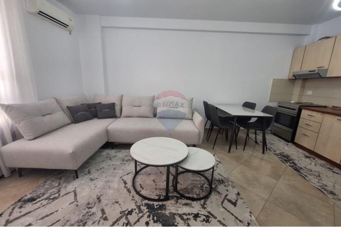 Tirane, jepet me qera apartament 2+1 , 900 € (Rruga e Barrikadave, Tiranë)