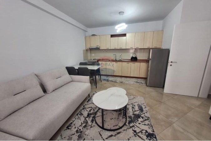 Tirane, jepet me qera apartament 2+1 , 900 € (Rruga e Barrikadave, Tiranë)