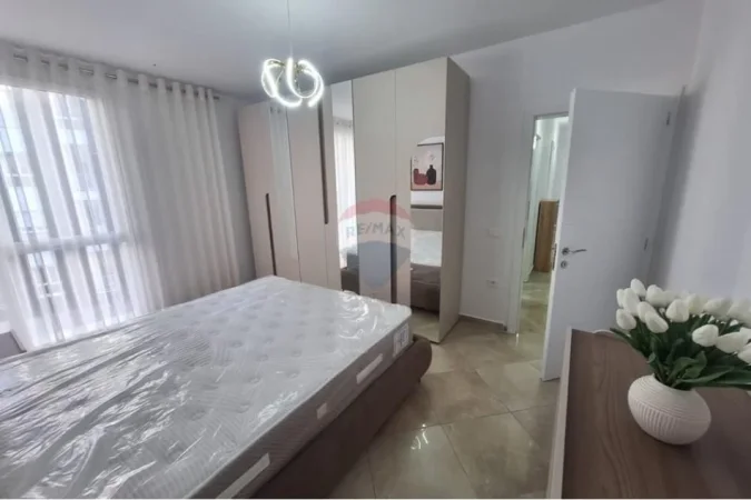 Tirane, jepet me qera apartament 2+1 , 900 € (Rruga e Barrikadave, Tiranë)