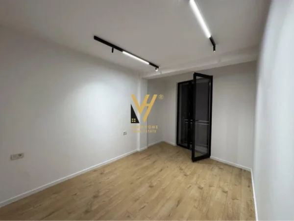 Tirane, jepet me qera zyre Kati 14, 94 m² 1.000 € (RRUGA E DURRESIT)